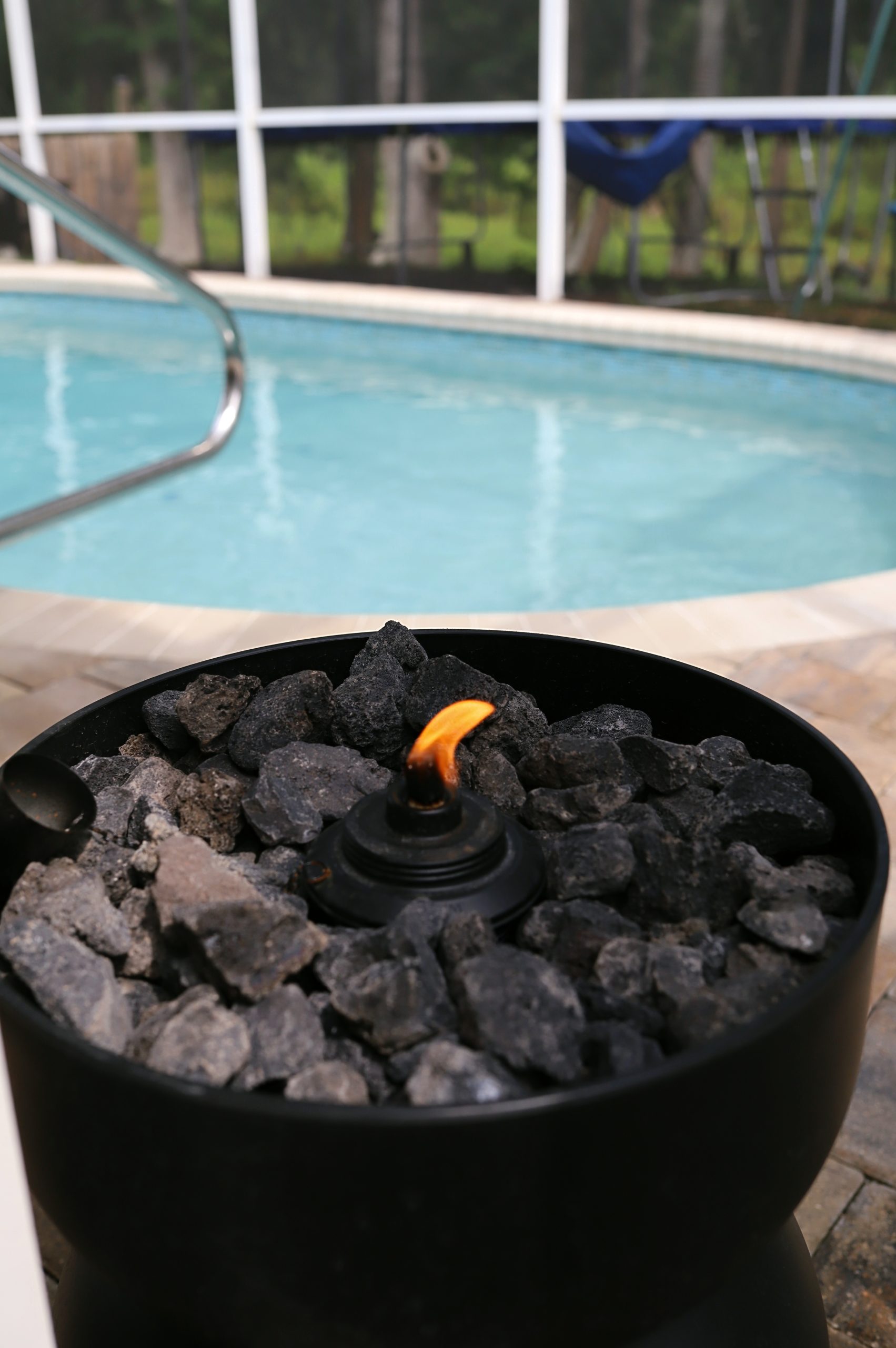 Add instant ambiance to your backyard with these stunning DIY fire urns. Whether you’re hosting summer gatherings or just want a peaceful night under the stars, this project is quick, low-cost, and high-impact.

